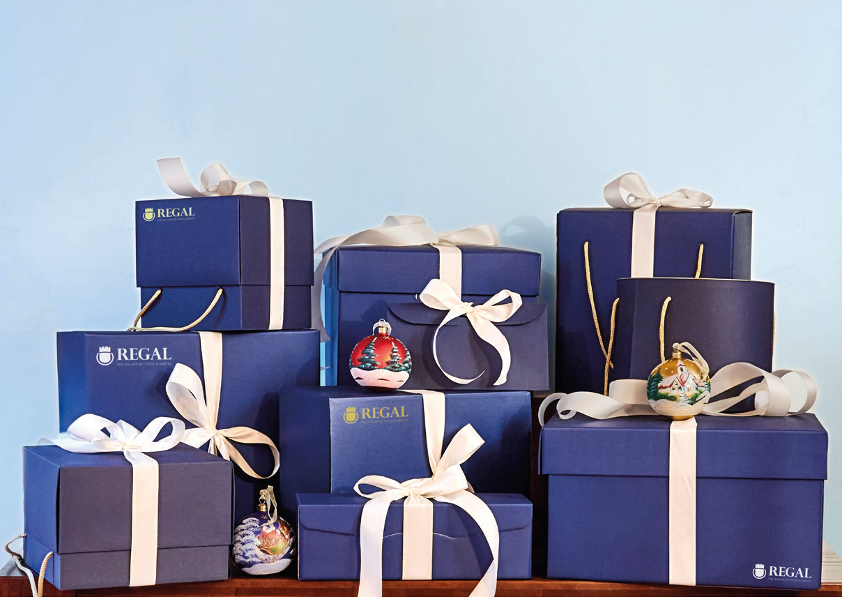 Scatole regalo REGAL in cartone blu notte con nastri avorio e palline di Natale dipinte a mano