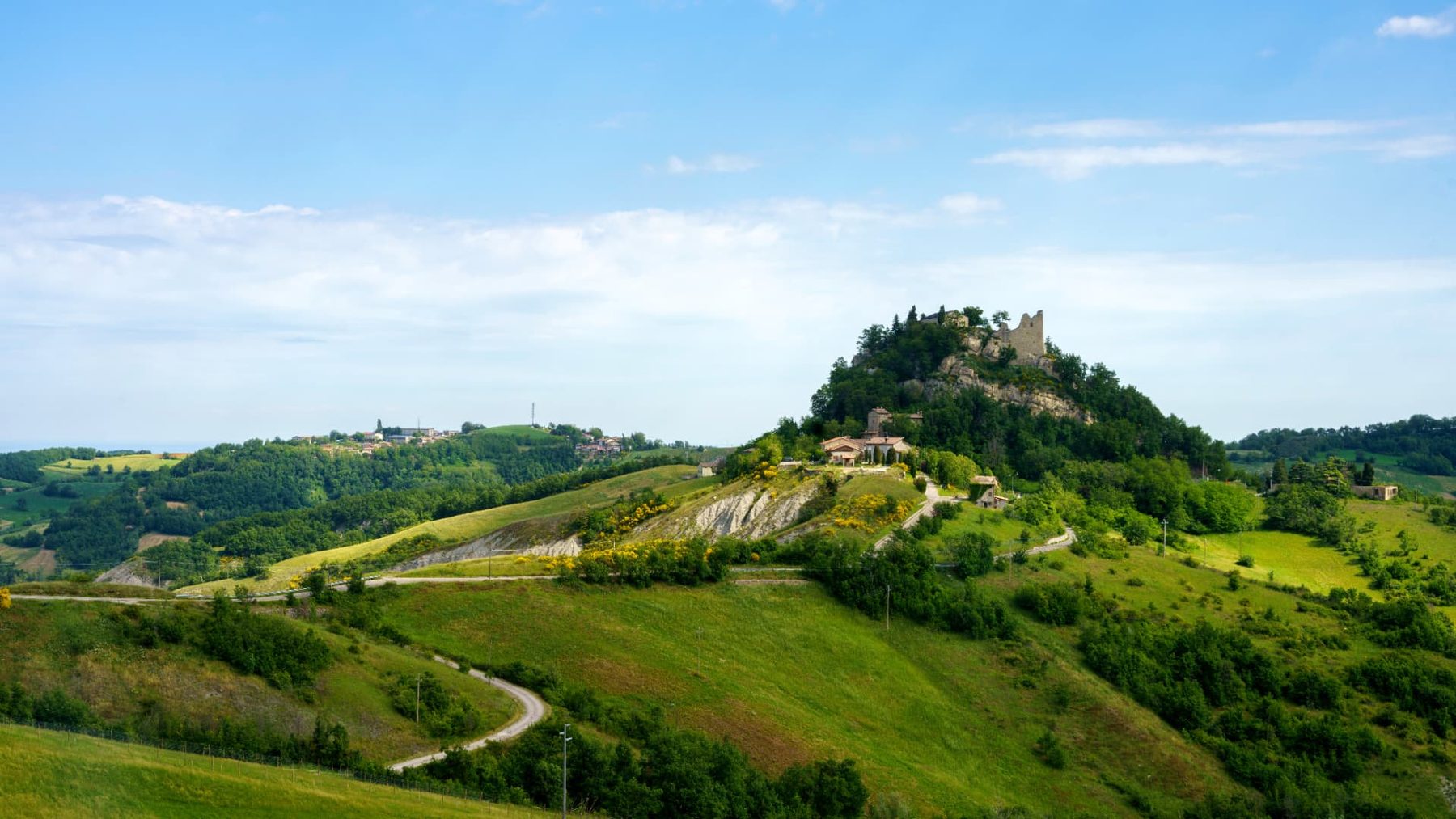 Le colline reggiane in primavera con il castello di Canossa sulla sommità