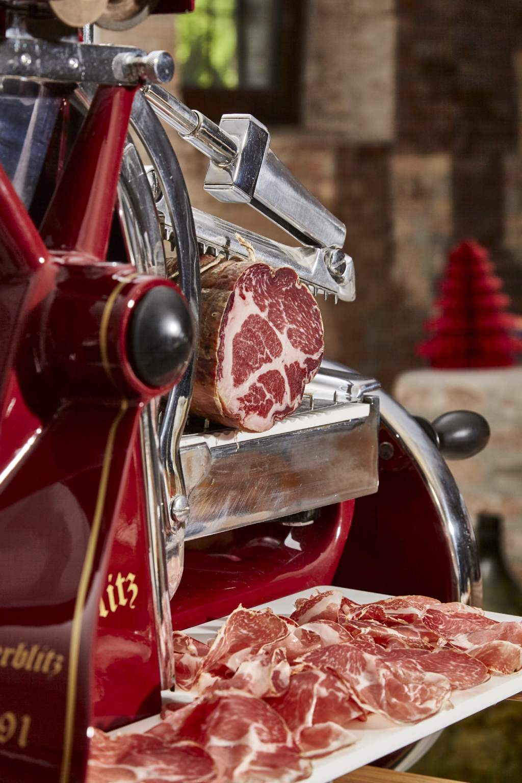 Coppa emiliana affettata al momento con una storica affettatrice rossa