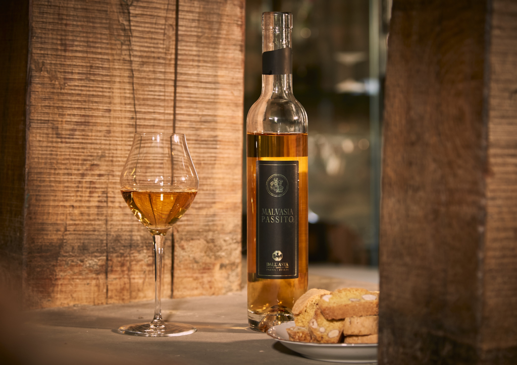 Malvasia passito servita con biscotti