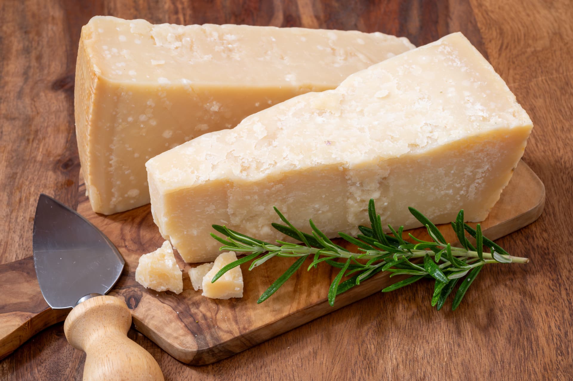 Forma di Parmigiano Reggiano di montagna stagionato aperta a metà
