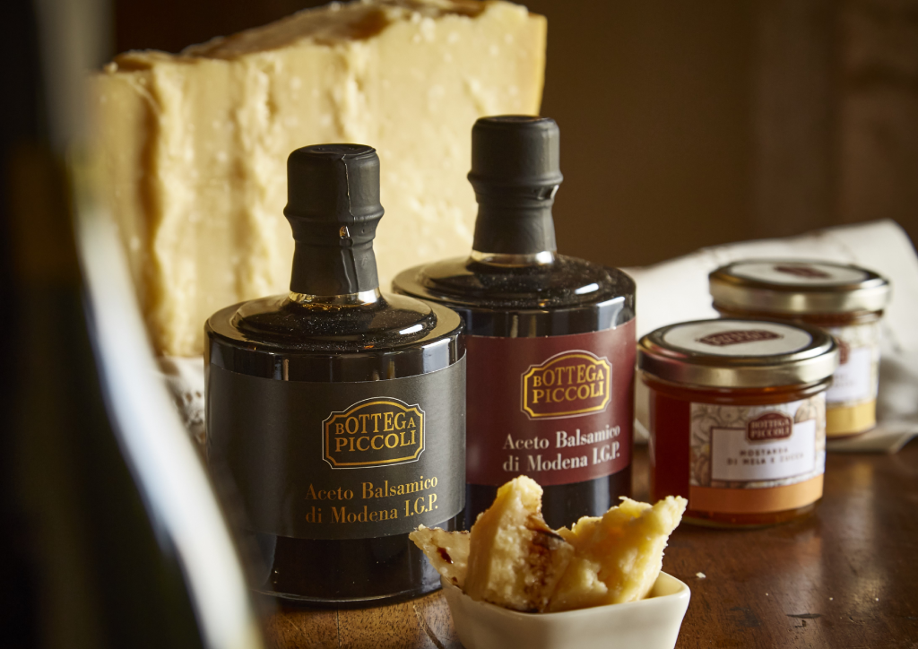 Aceto balsamico, mostarde e Parmigiano in un'atmosfera di assaggio