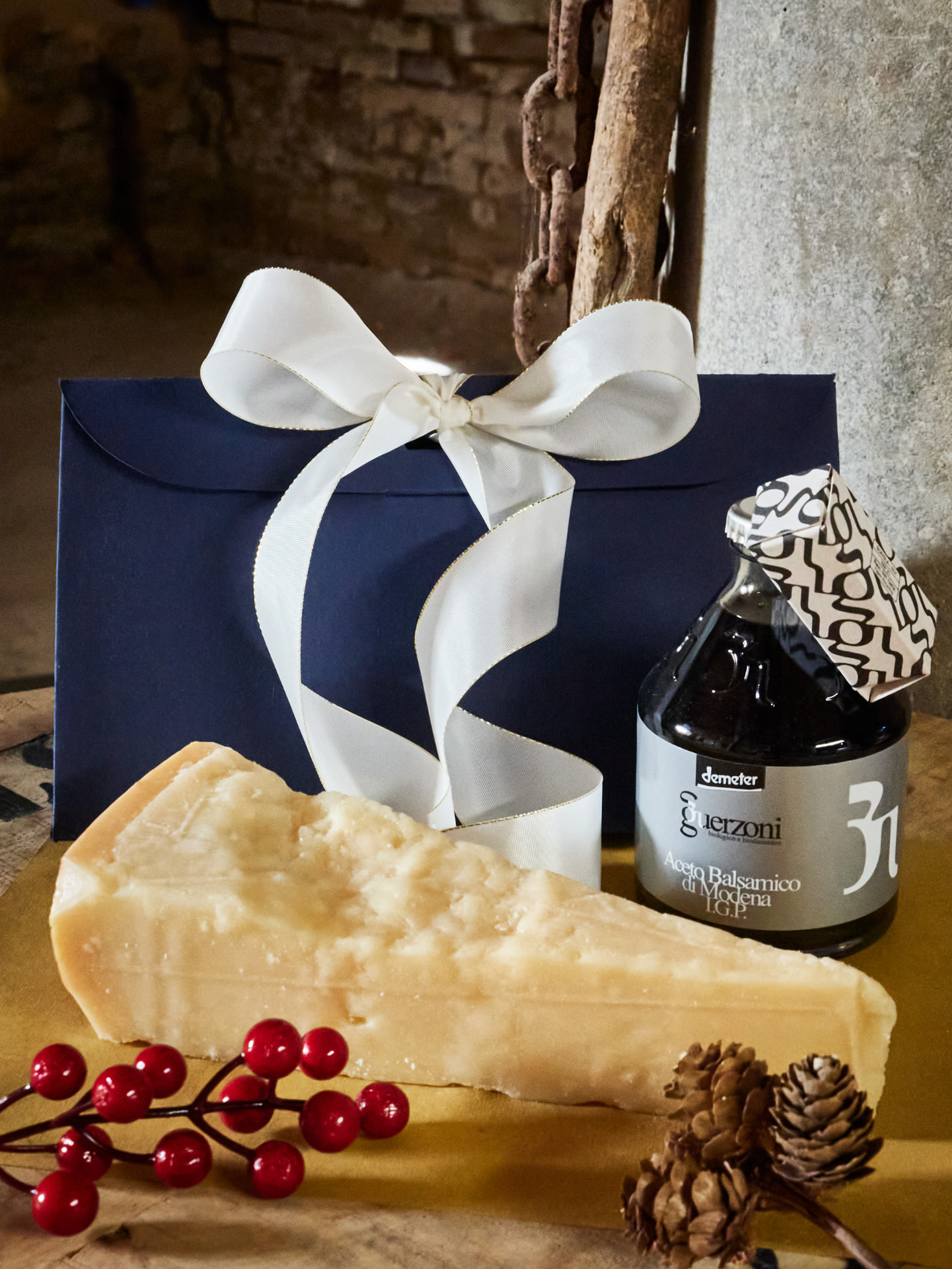 Selezione 102 «Non tutti i gioielli si indossano»: Aceto Balsamico di Modena IGP biologico 250 ml, Parmigiano Reggiano di montagna 24 mesi 500 g