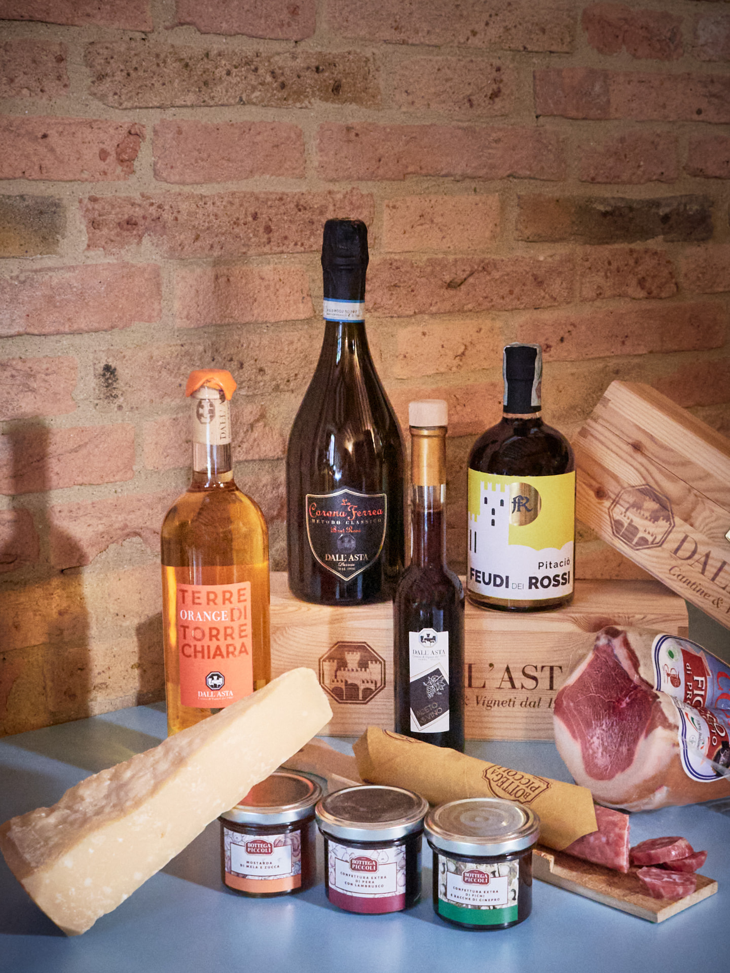 Selezione 107 «C'è tutto per una merenda sui colli»: Orange 75 cl, Corona Ferrea, spumante brut rosé metodo classico 75 cl, Parmigiano Reggiano di montagna 24 mesi 500 g
